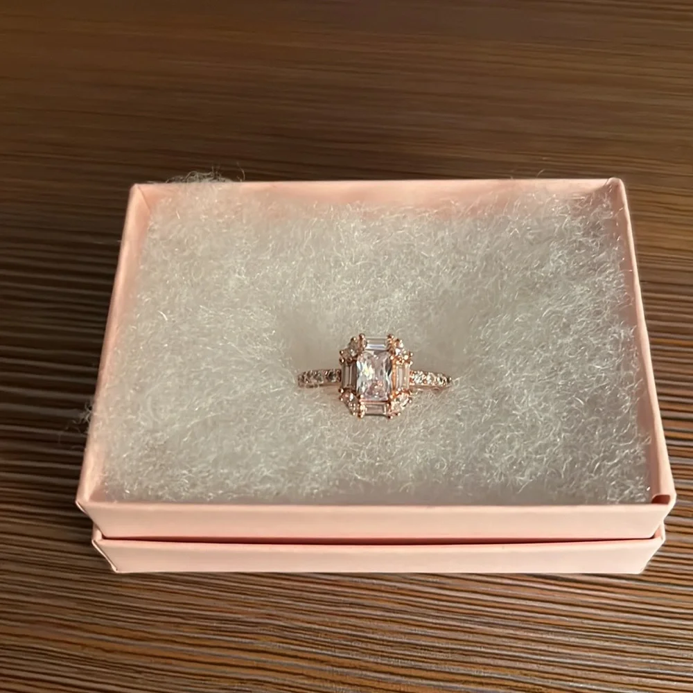 Stunning diamond cubic zirconia ring on .925 solid sterling silver! - Picture 3 of 4